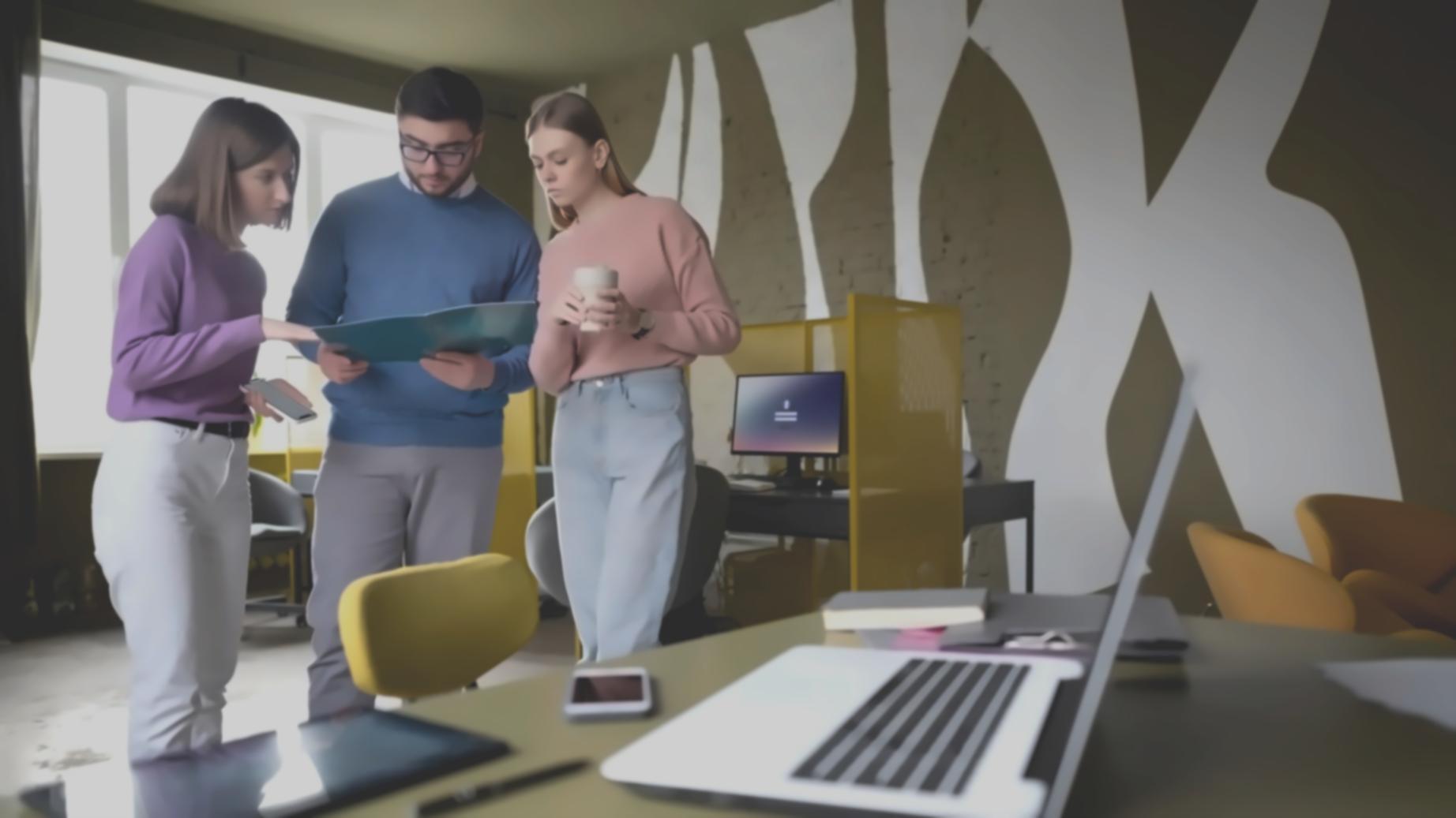 Professionnel analysant des données financières concurrentielles