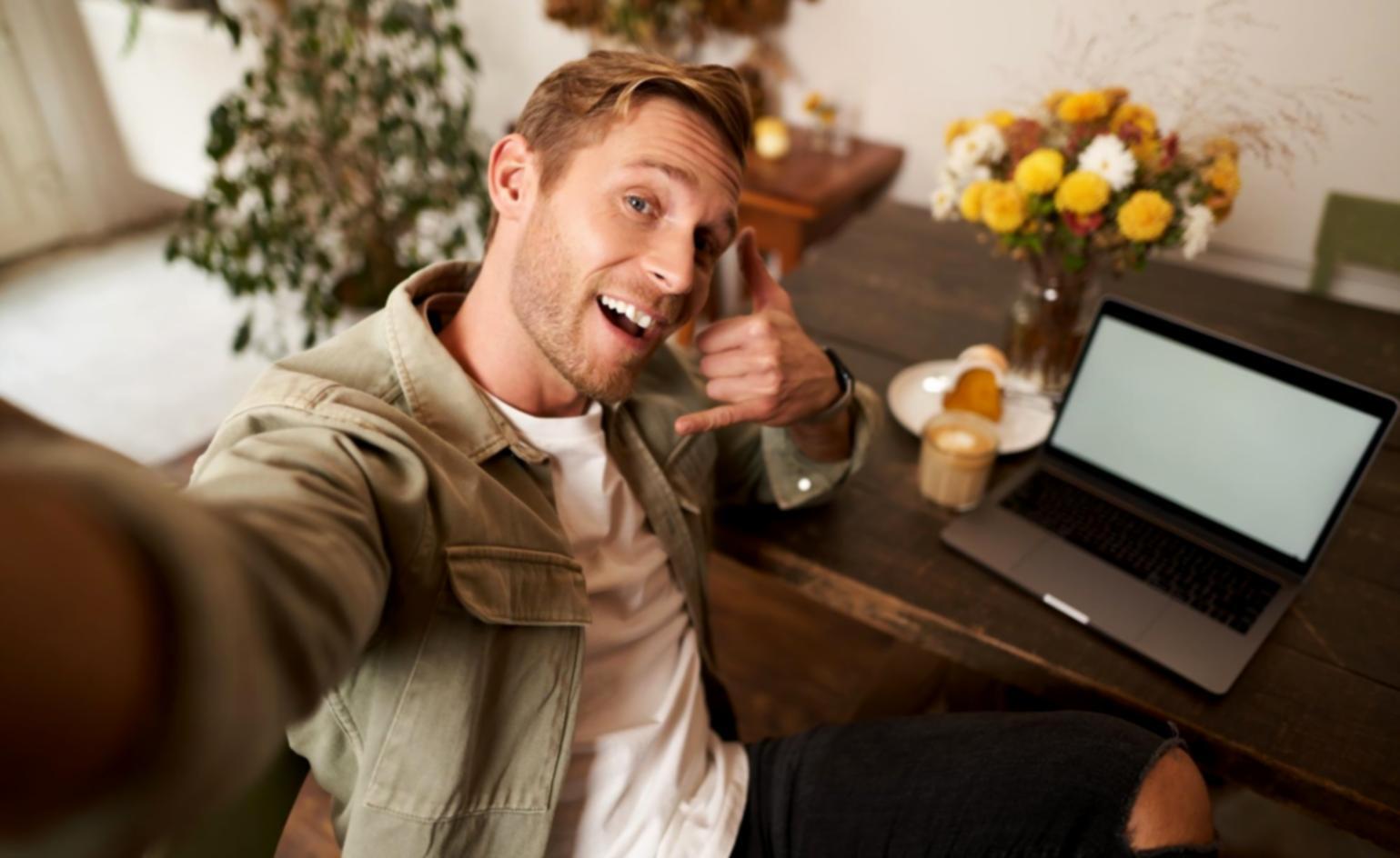 Analyse de données financières sur plusieurs écrans